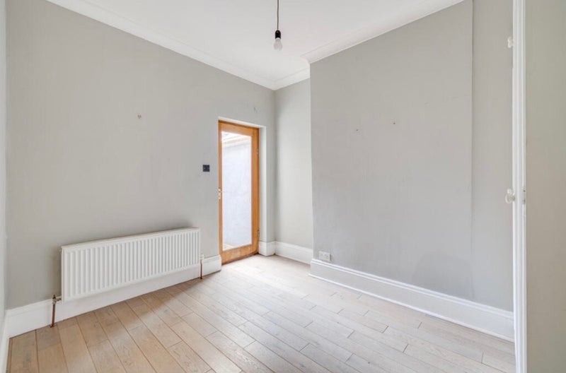 Room Bronsart Road in Greater London
