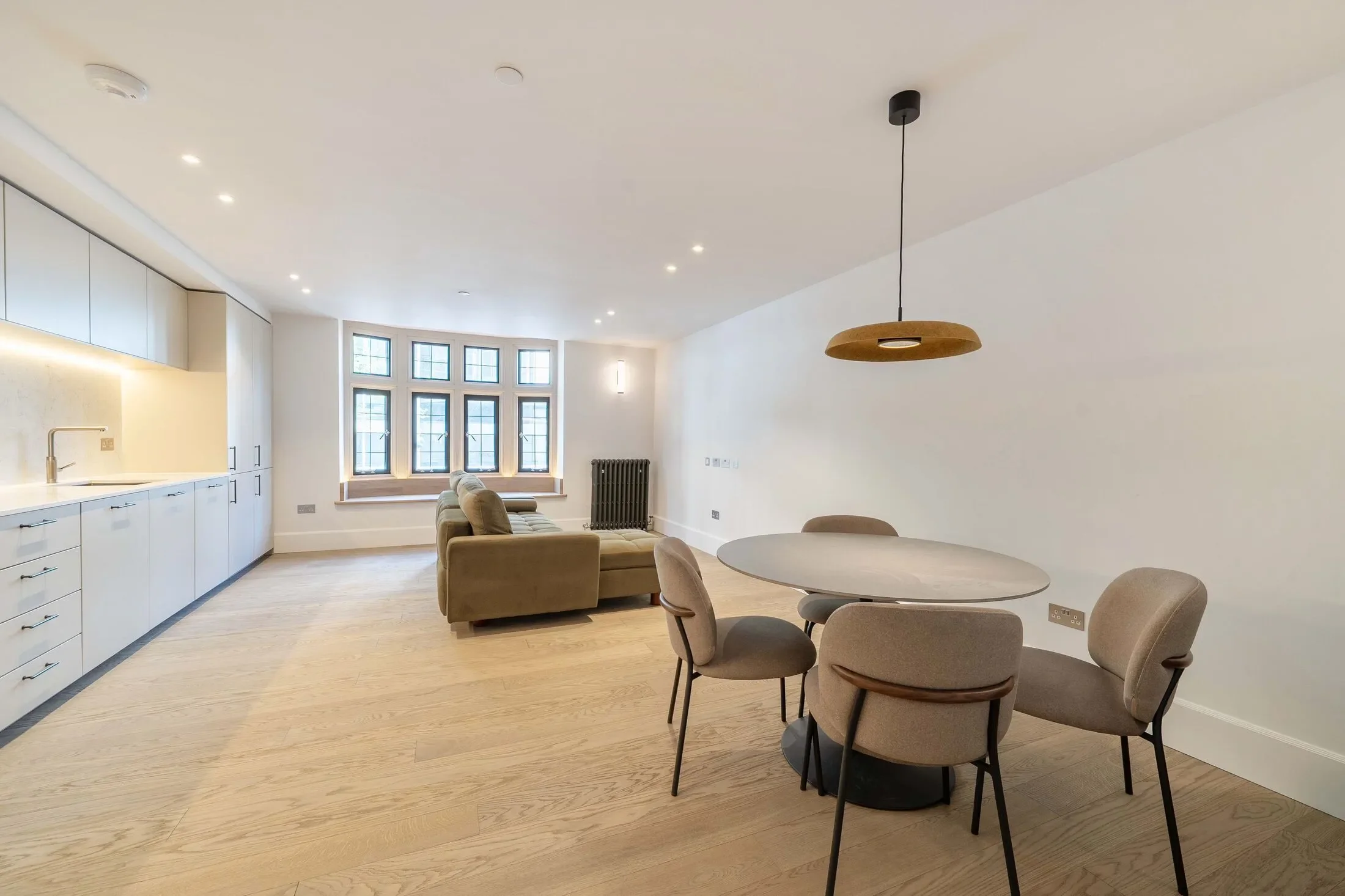 Flat Kensington Court in Greater London