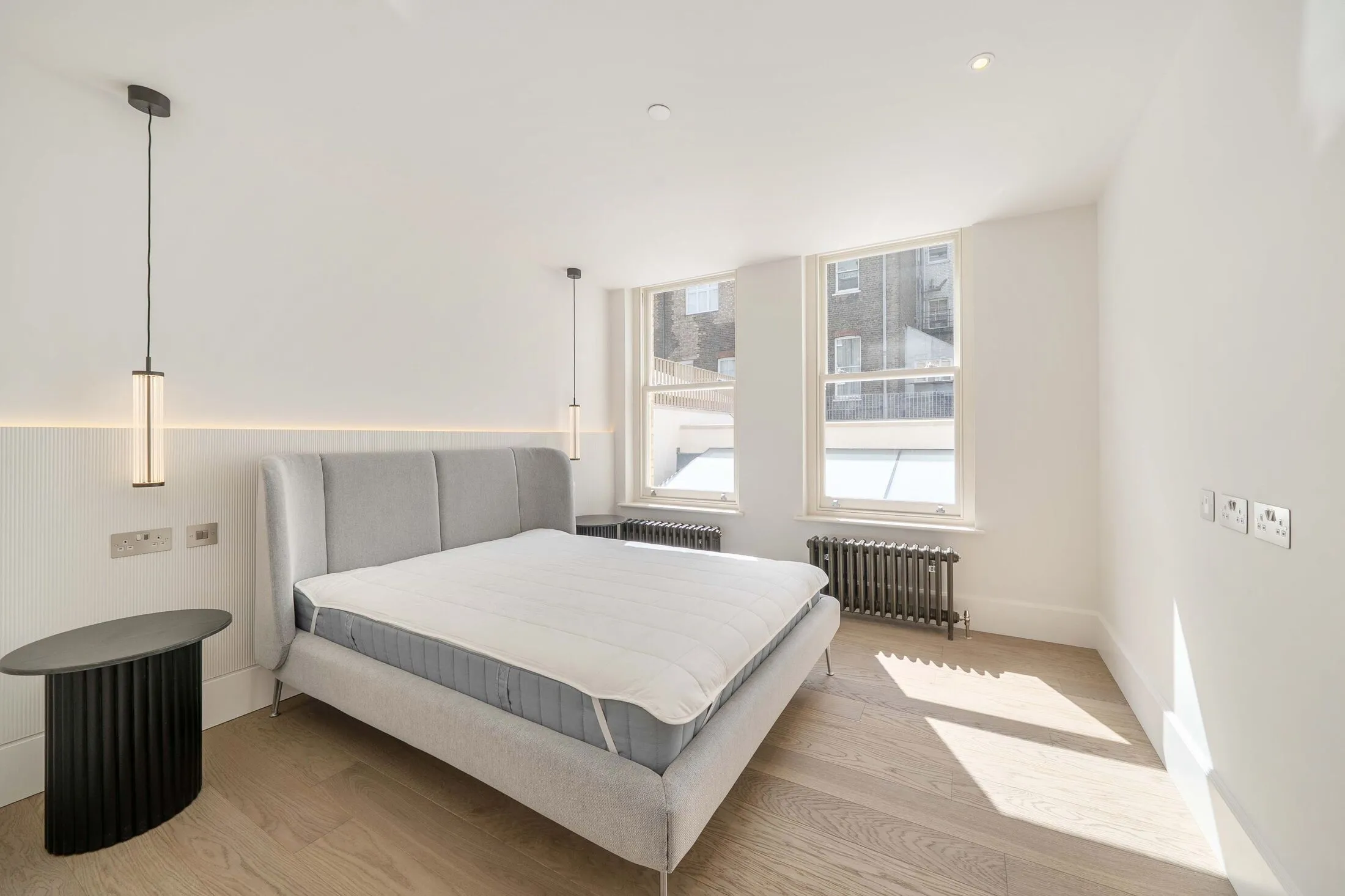 Flat Kensington Court in Greater London