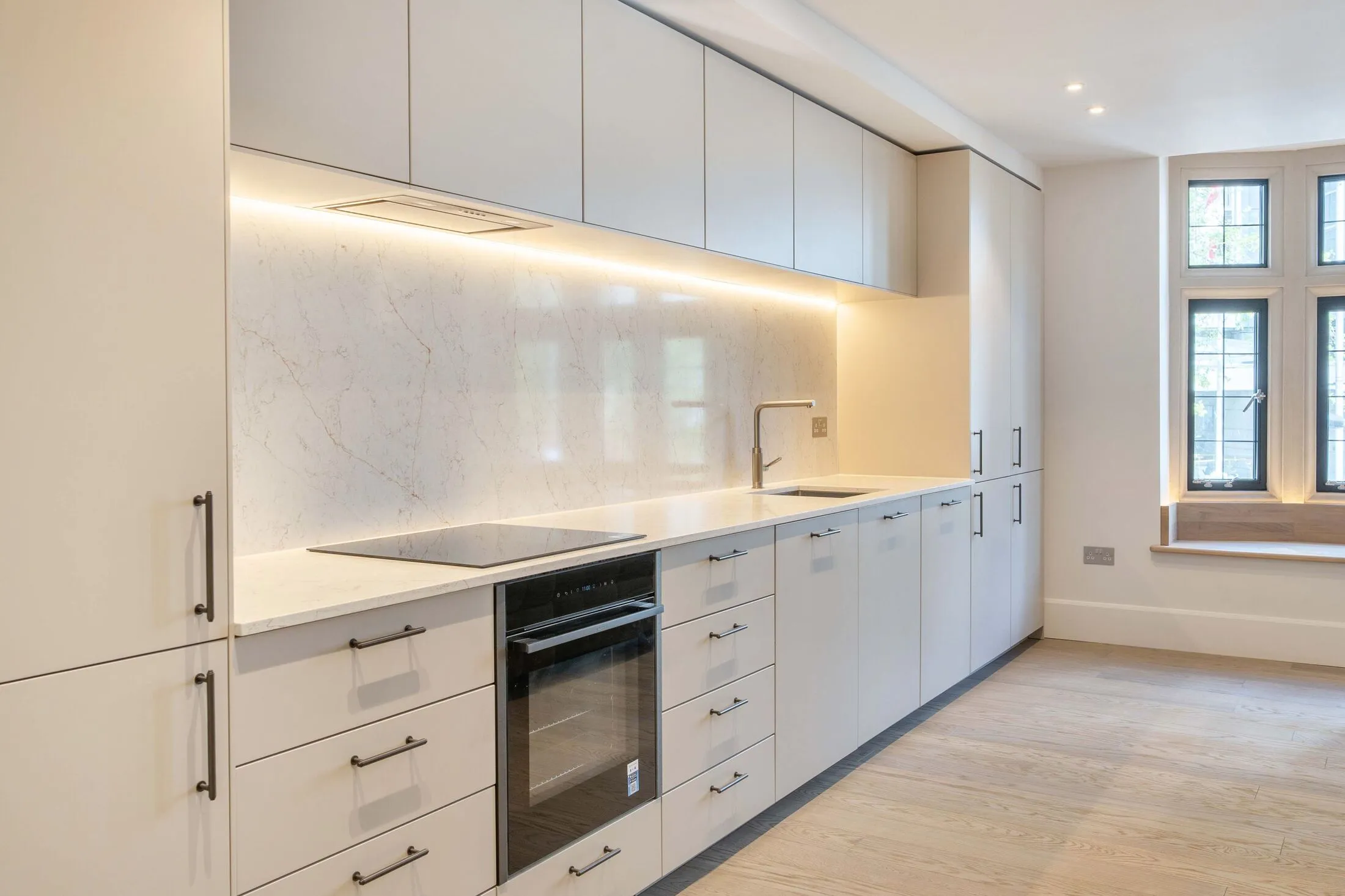 Flat Kensington Court in Greater London