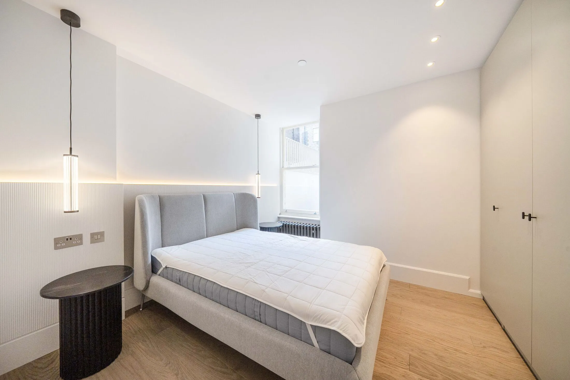 Flat Kensington Court in Greater London