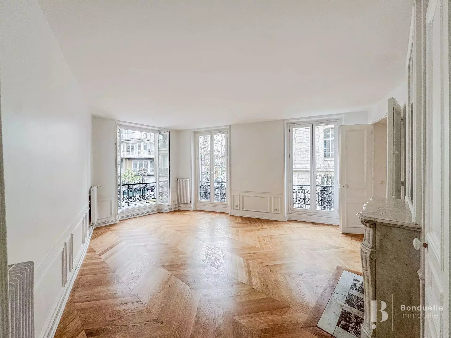 Flat Rue de Longchamp in Paris