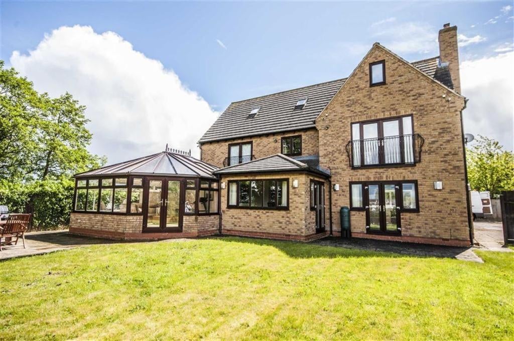 House Manor Farm Close in Broughton