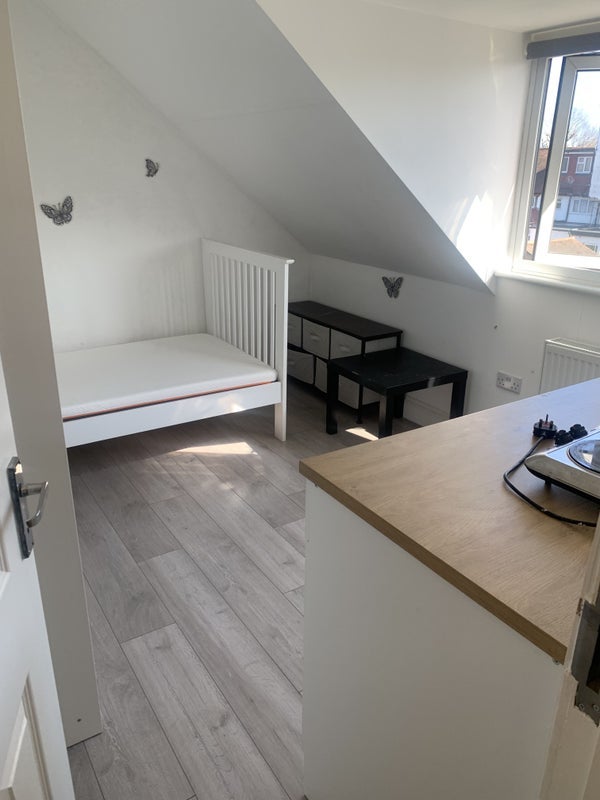 Room Gunnersbury Avenue in Greater London