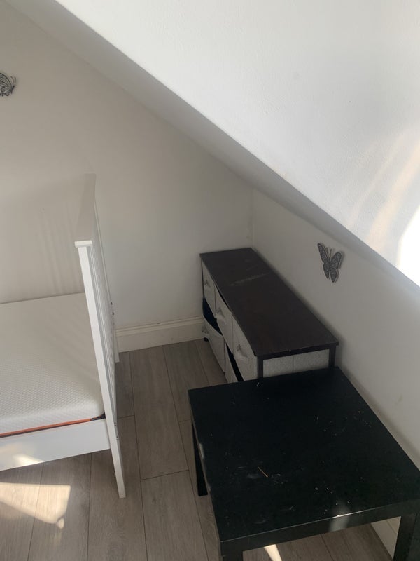 Room Gunnersbury Avenue in Greater London