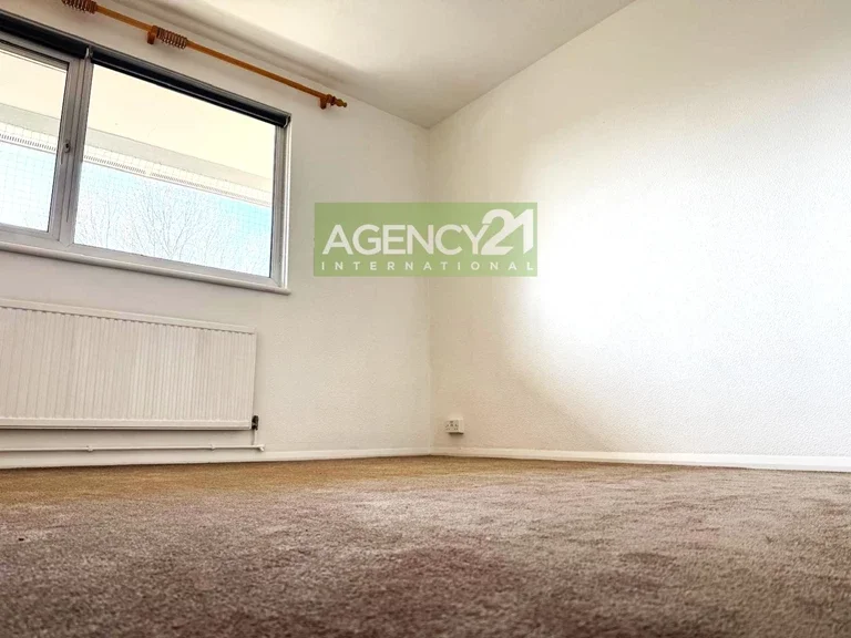 Flat Trowbridge Road in Greater London