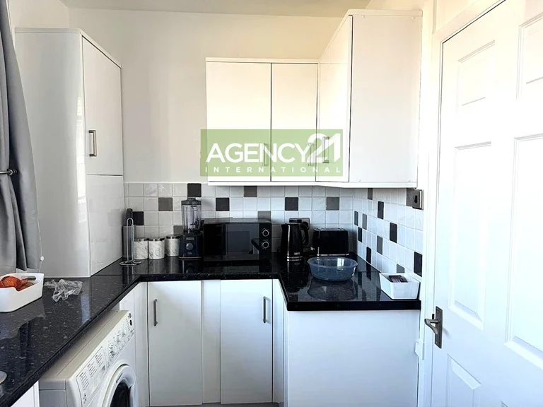 Flat Trowbridge Road in Greater London