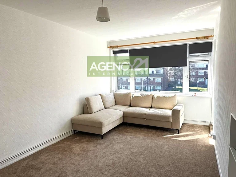 Flat Trowbridge Road in Greater London