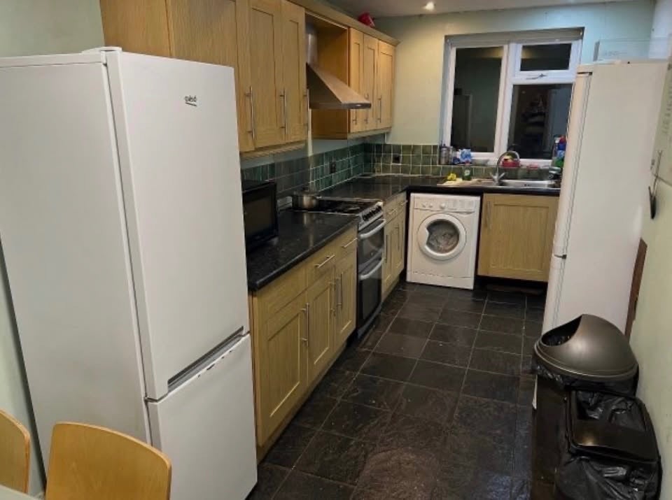 Room Atherton Road in Greater London