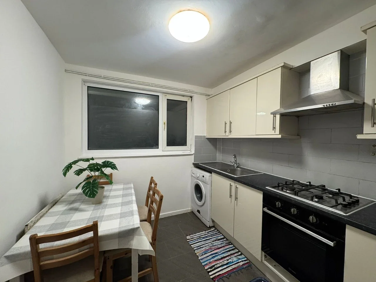 Room Roberta Street in Greater London