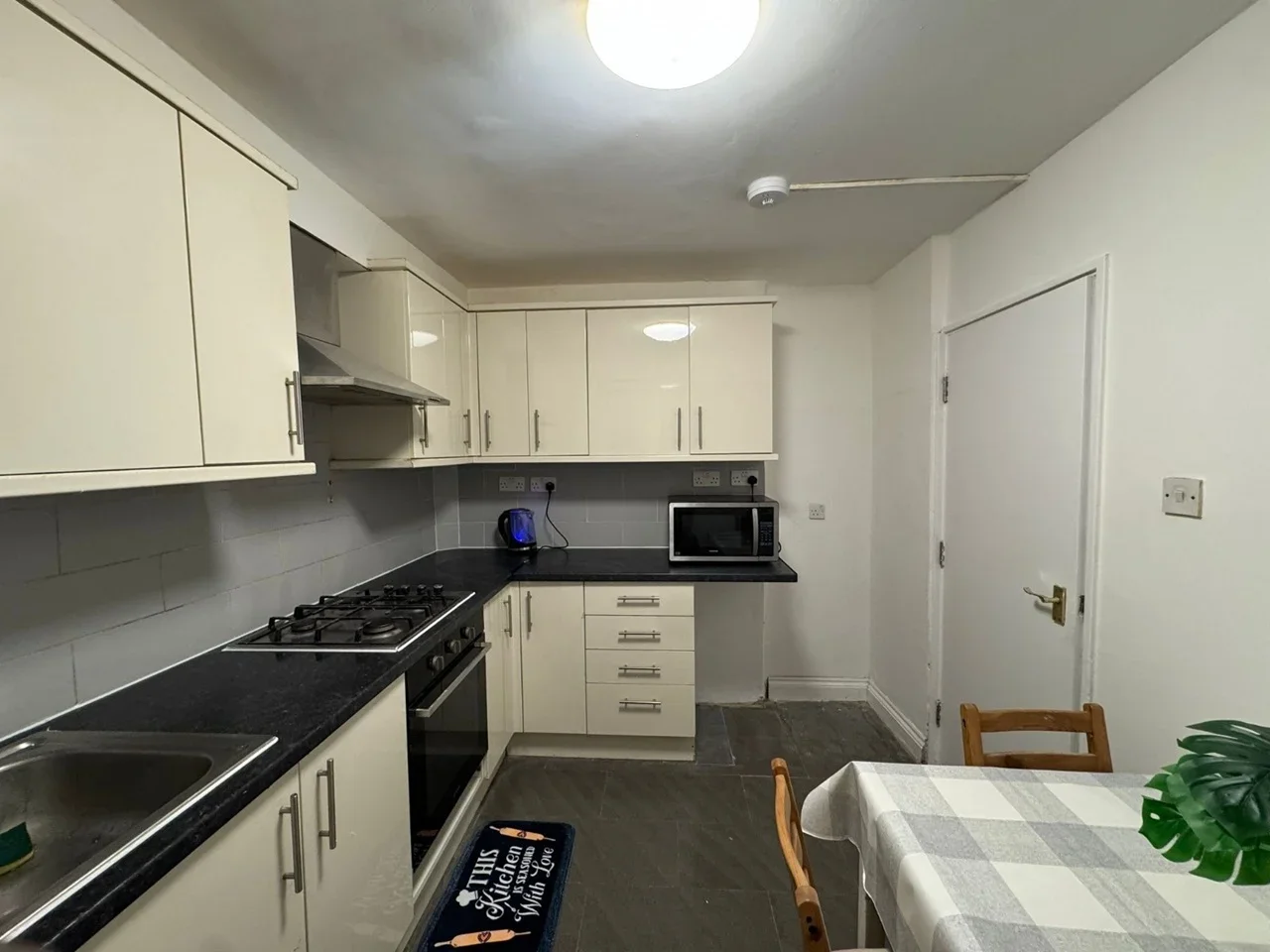 Room Roberta Street in Greater London