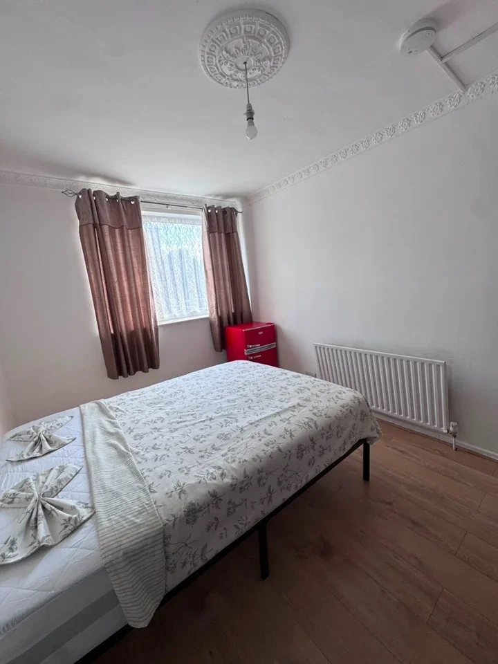 Room Roberta Street in Greater London