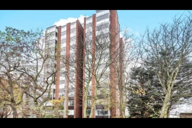 Room Cross Road in Greater London