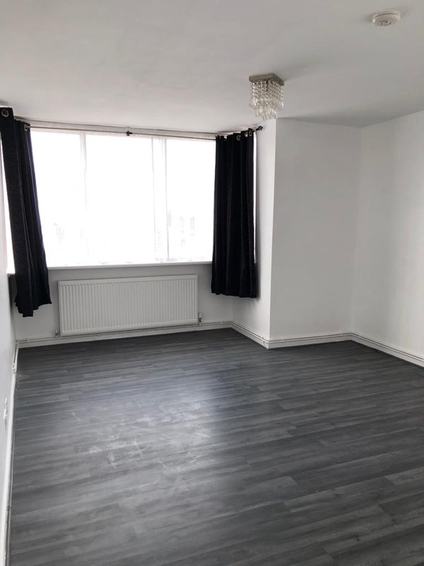 Room Cross Road in Greater London