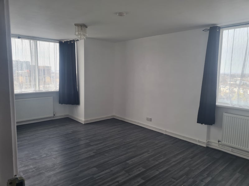Room Cross Road in Greater London