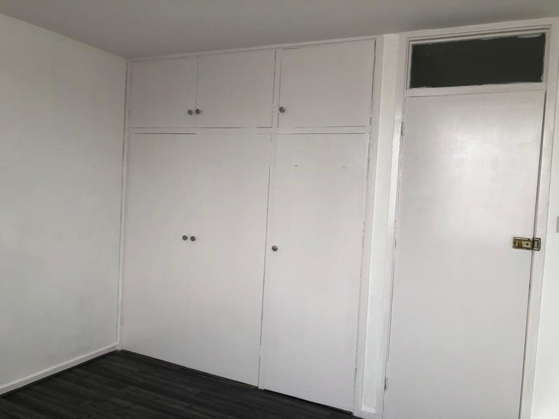 Room Cross Road in Greater London