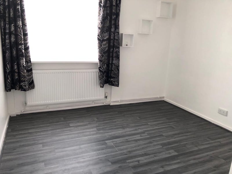 Room Cross Road in Greater London