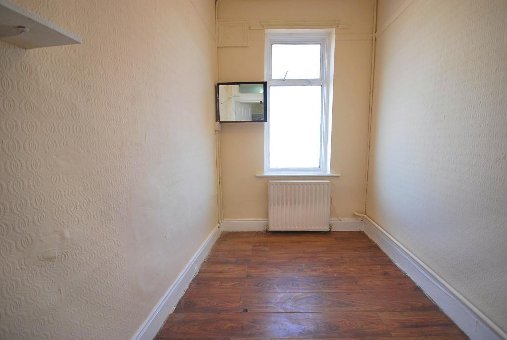 Flat Ealing Road in Greater London