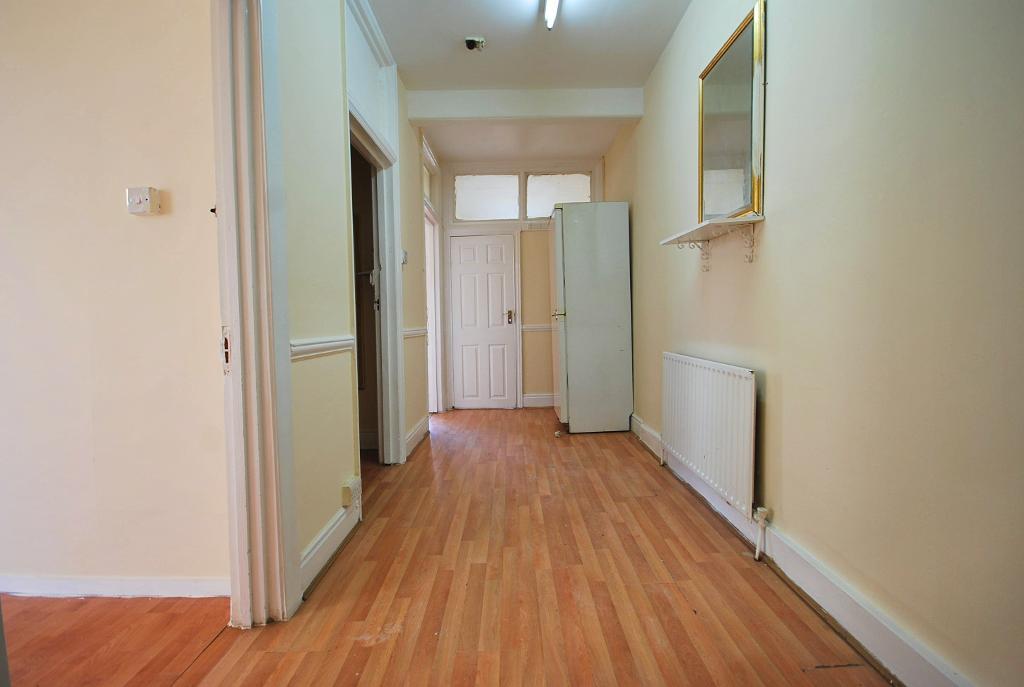 Flat Ealing Road in Greater London