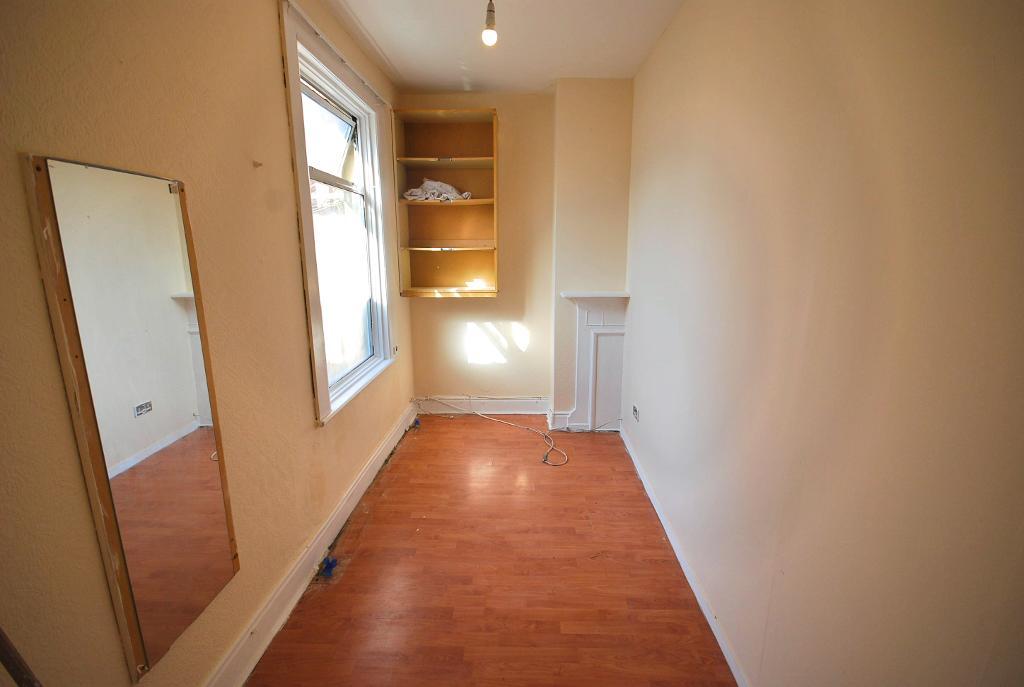Flat Ealing Road in Greater London