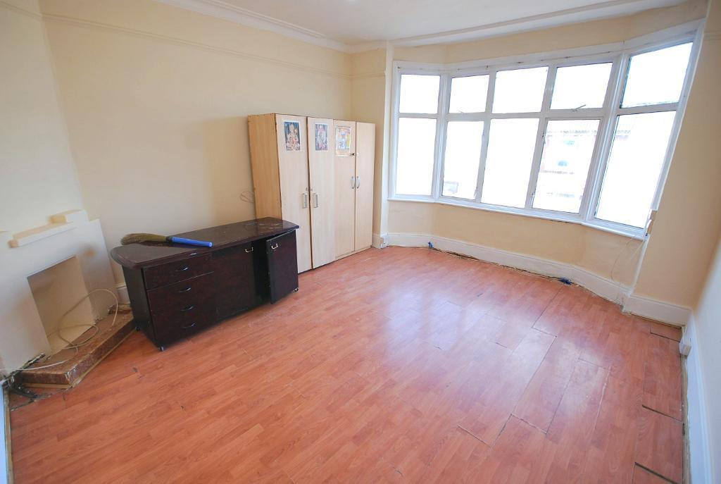 Flat Ealing Road in Greater London