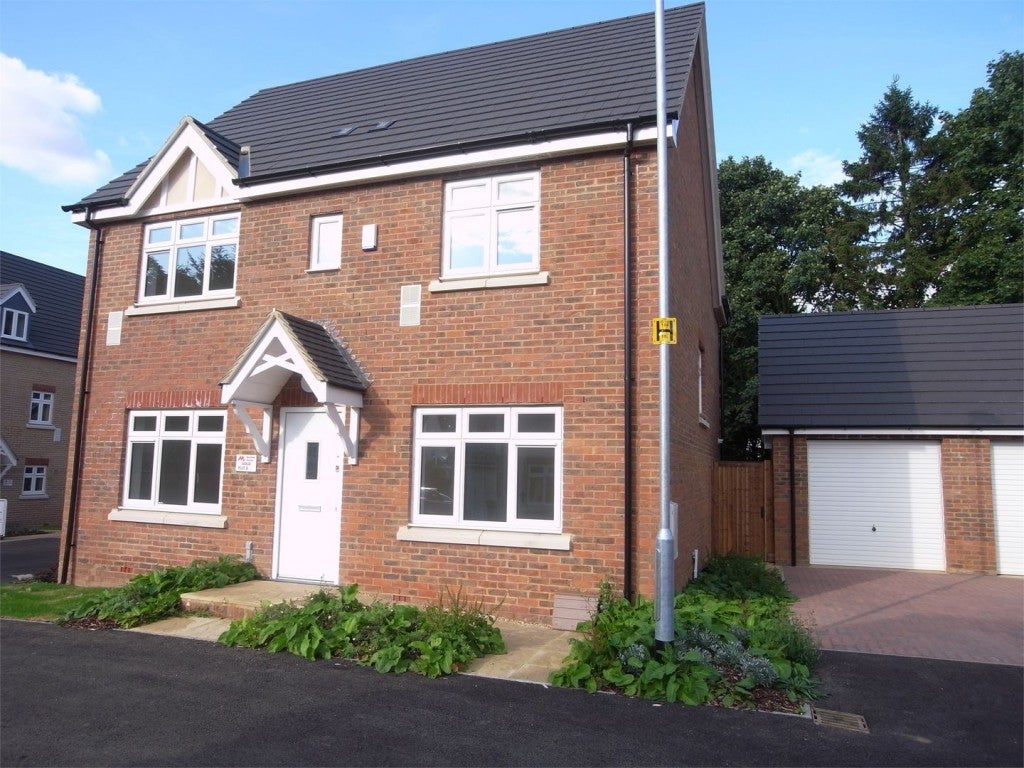 House Oakley Gardens in Luton