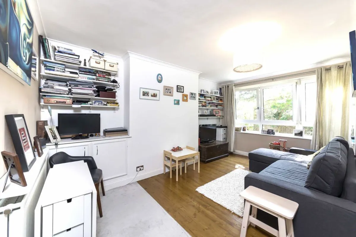 Flat Treherne Court in Greater London