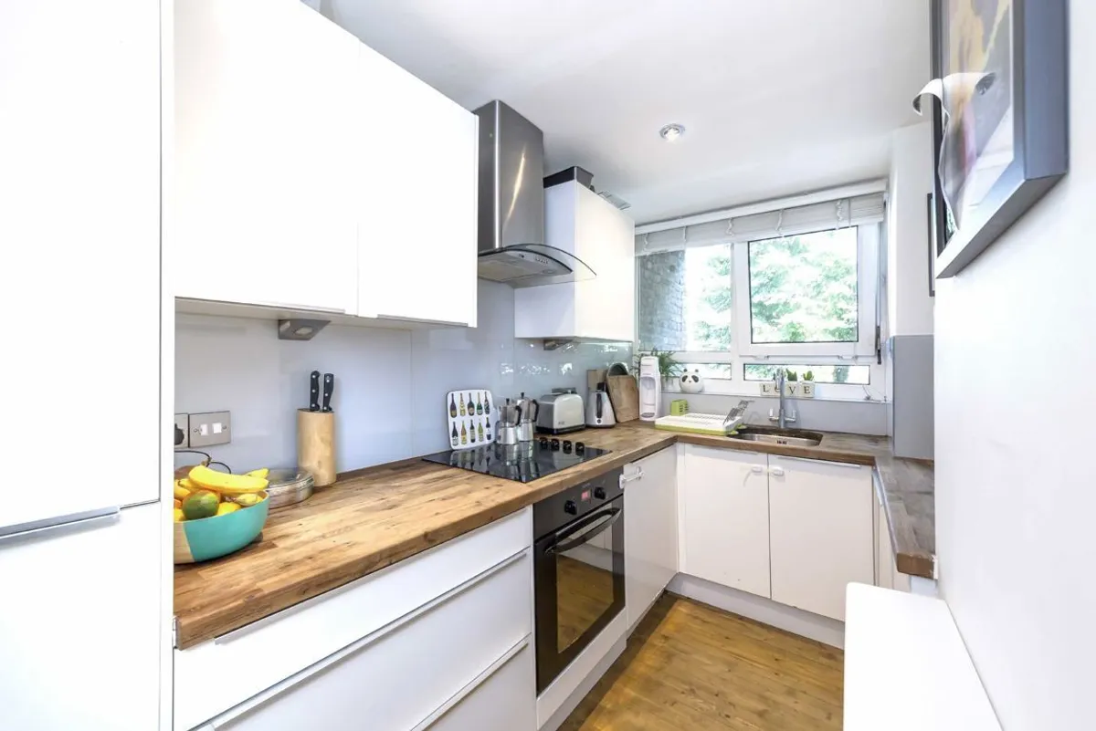 Flat Treherne Court in Greater London
