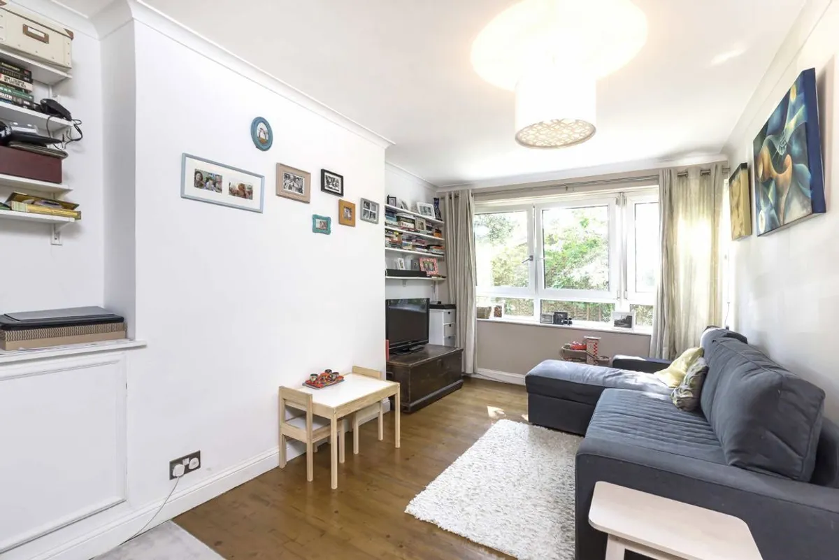 Flat Treherne Court in Greater London