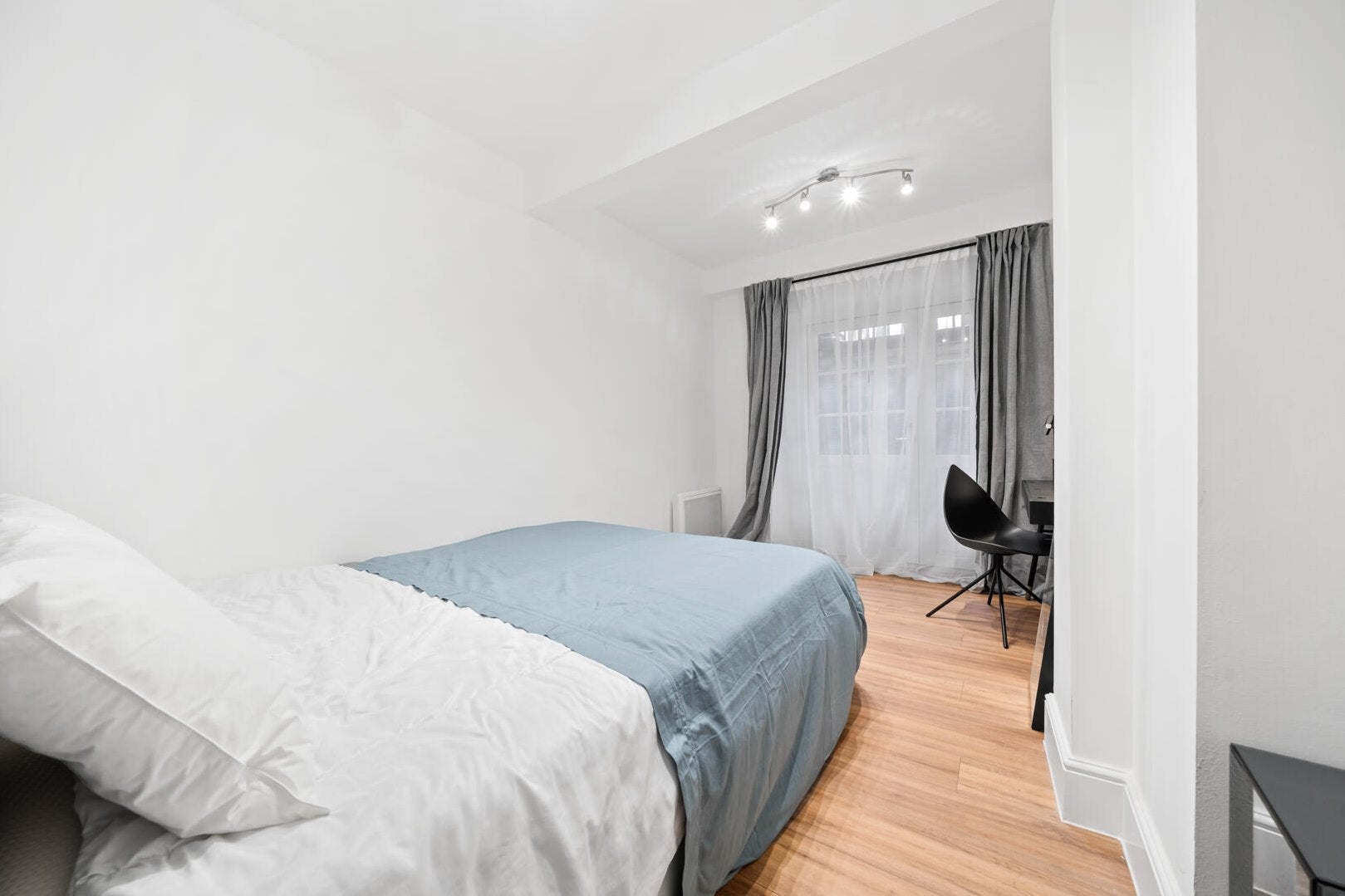 Flat Iverna Court in Greater London