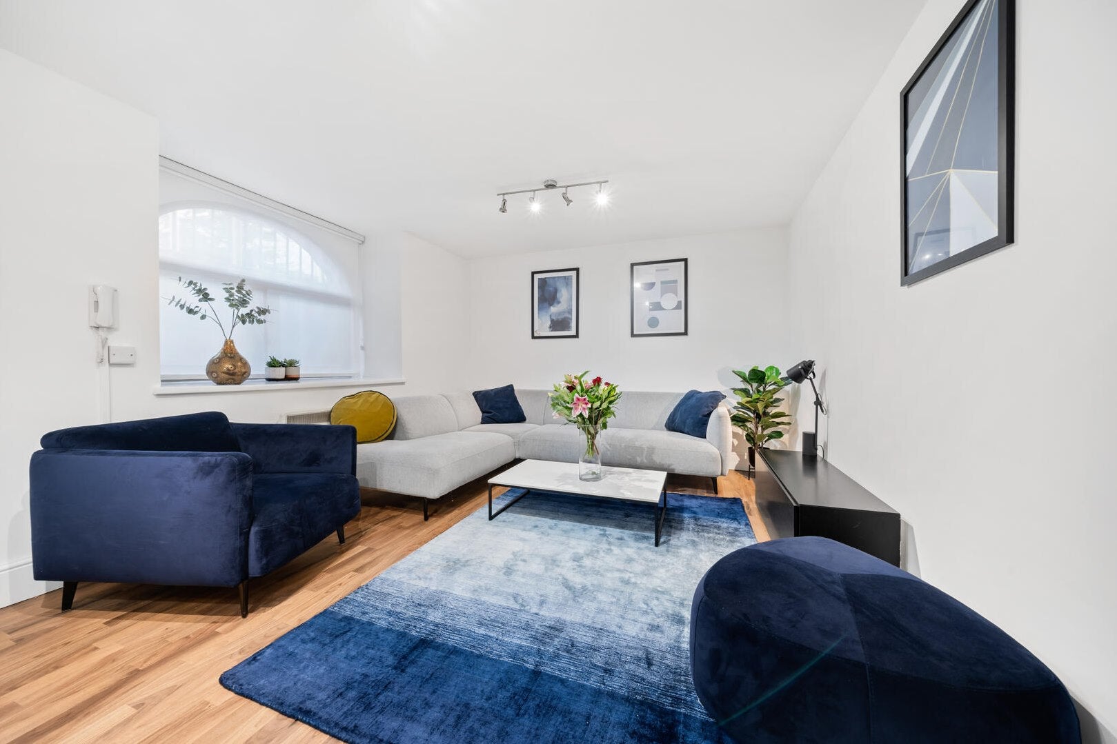 Flat Iverna Court in Greater London