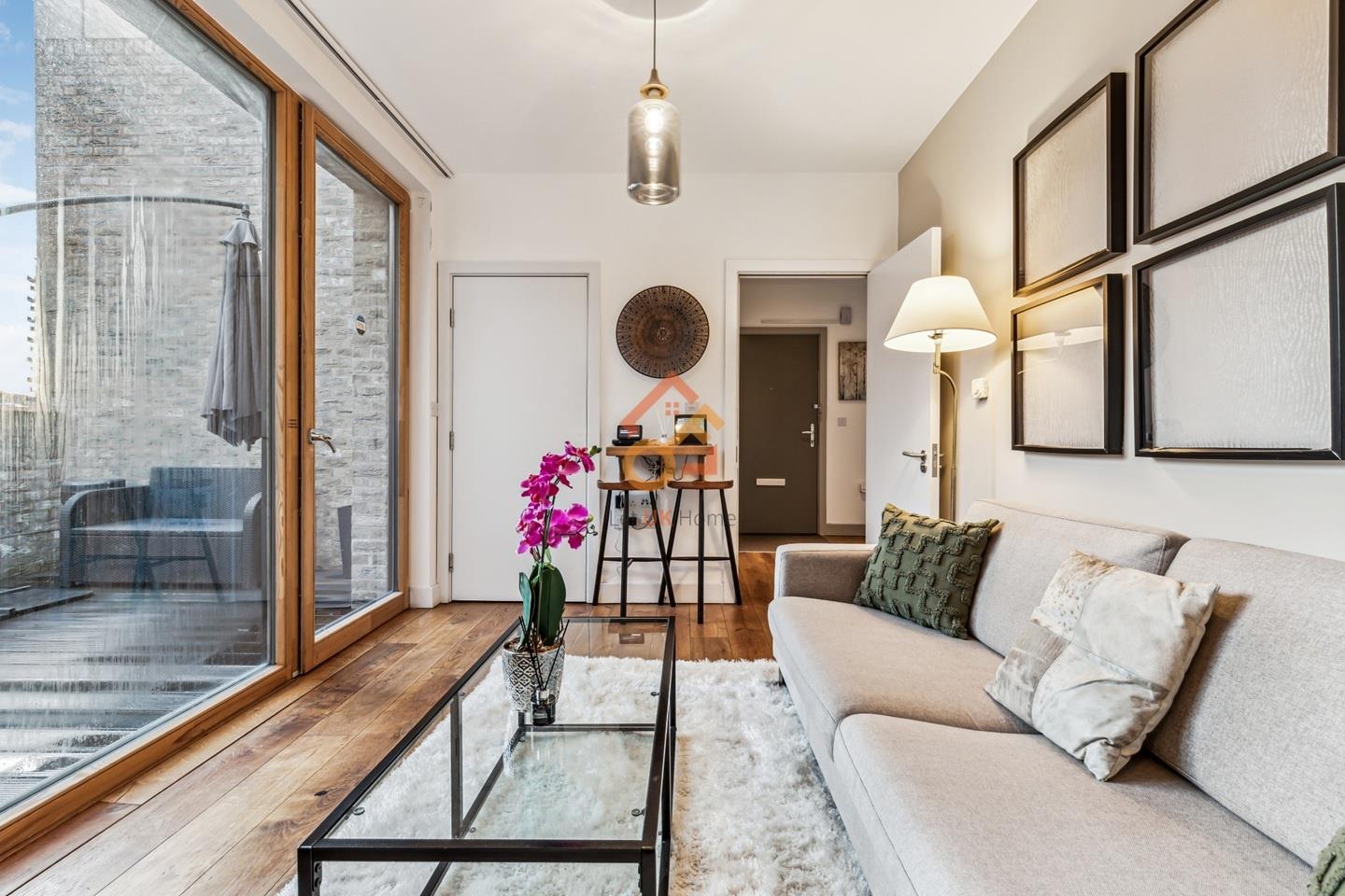 Flat Shalfleet Drive in Greater London