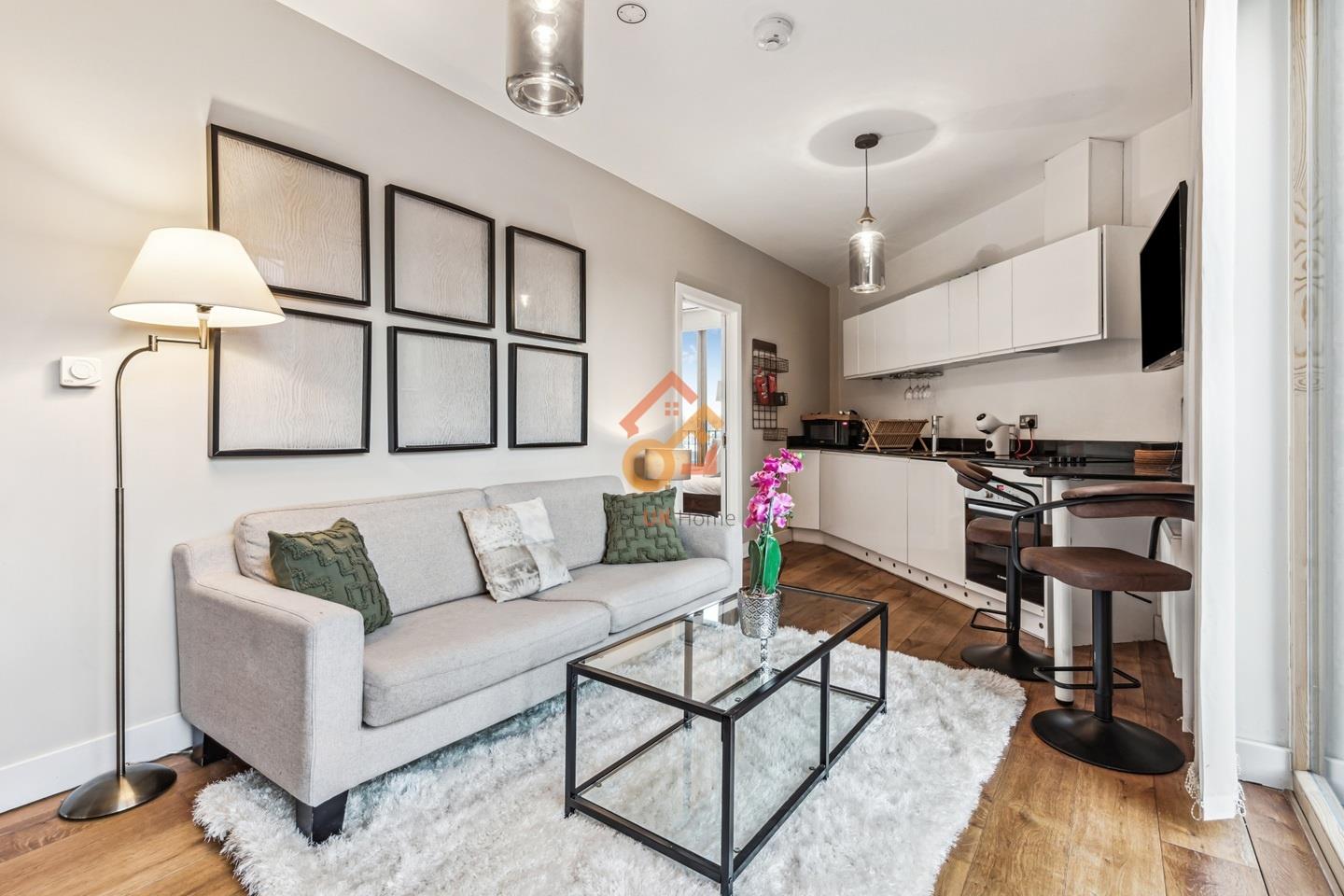 Flat Shalfleet Drive in Greater London