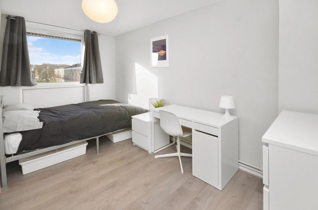 Room Candy Street in Greater London