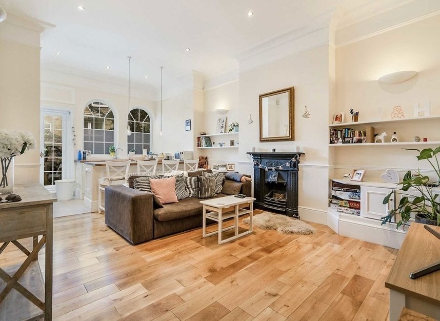 Flat Quex Road in Greater London
