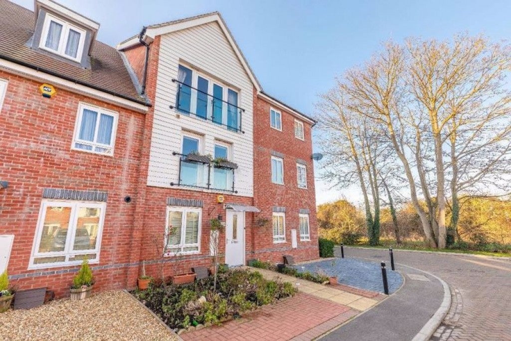 House Edgeworth Close in Slough