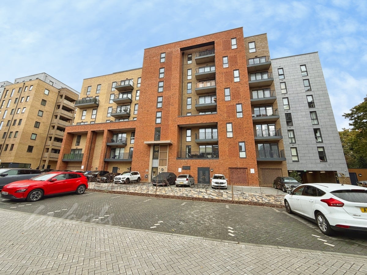 Flat Ripleys Market in Dartford