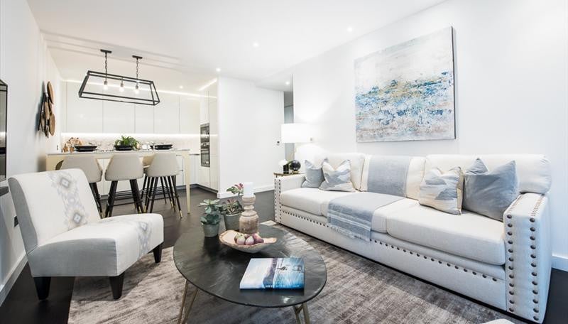 Flat Ponton Road in Greater London