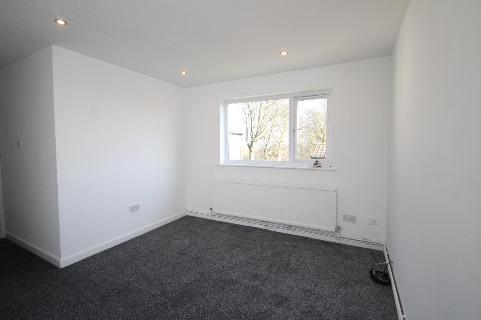 Flat Holtdale Lawn in Leeds