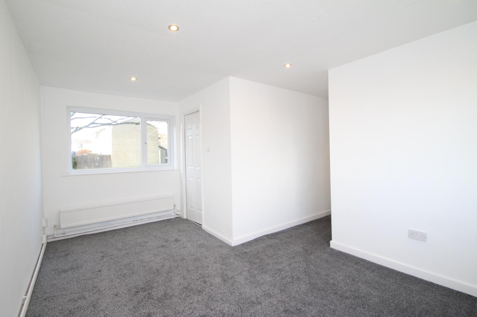 Flat Holtdale Lawn in Leeds