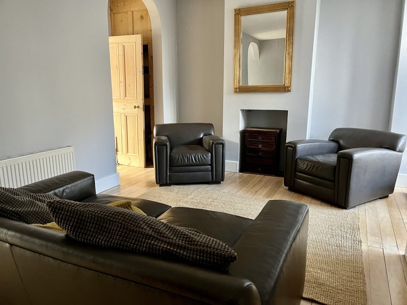 Room Cheltenham Road in Greater London