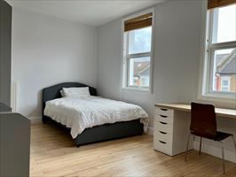 Room Cheltenham Road in Greater London
