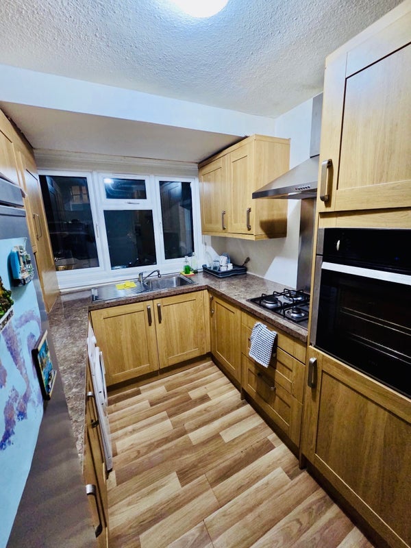 Room Barking Road in Greater London
