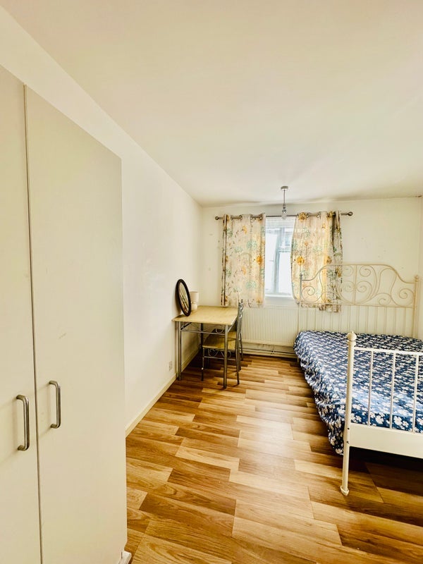 Room Barking Road in Greater London