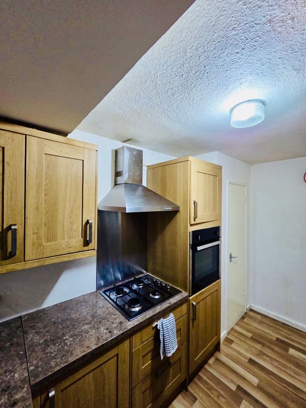 Room Barking Road in Greater London