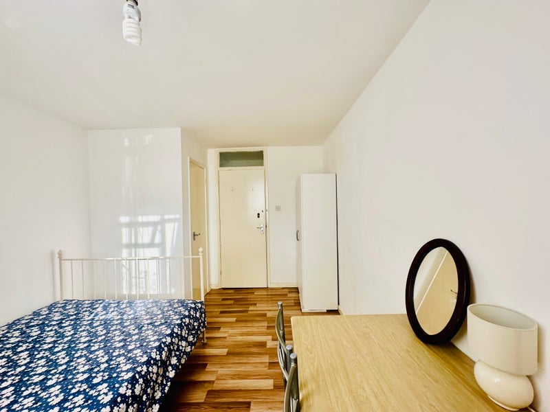 Room Barking Road in Greater London