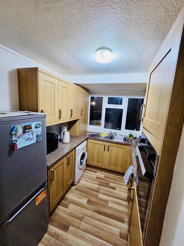 Room Barking Road in Greater London