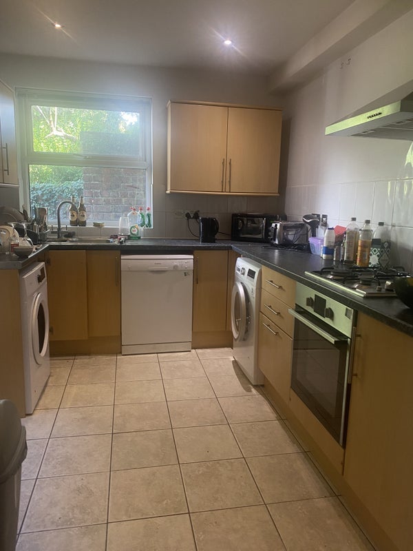 Room Kingswood Road in Manchester