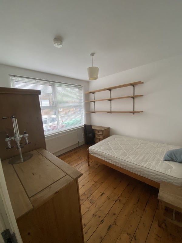 Room Kingswood Road in Manchester
