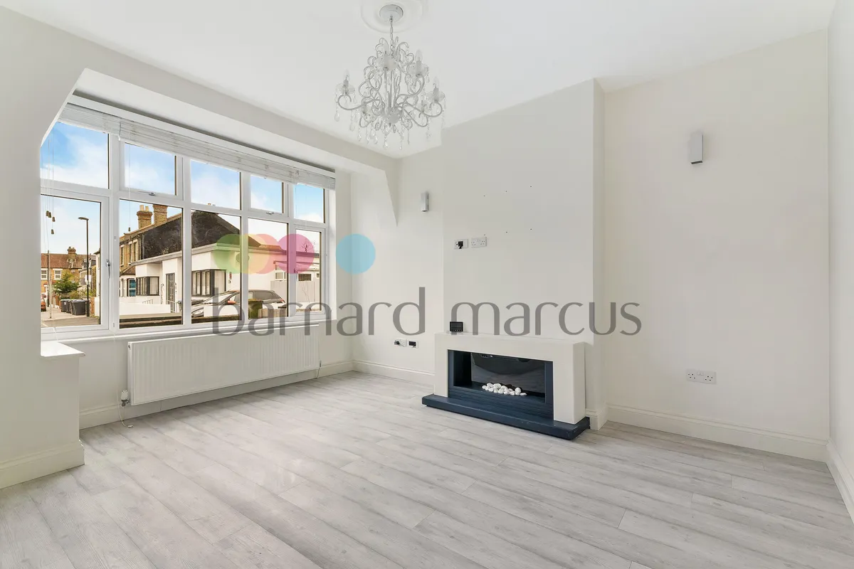 House Earlswood Avenue in Greater London